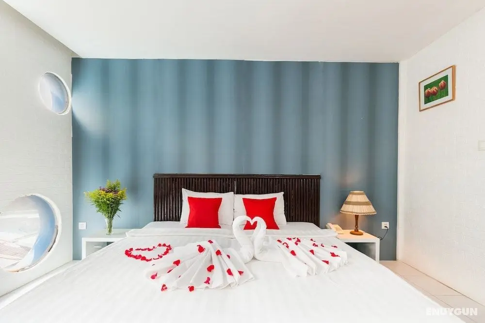 Holiday Hotel - Öne Çıkan Resim