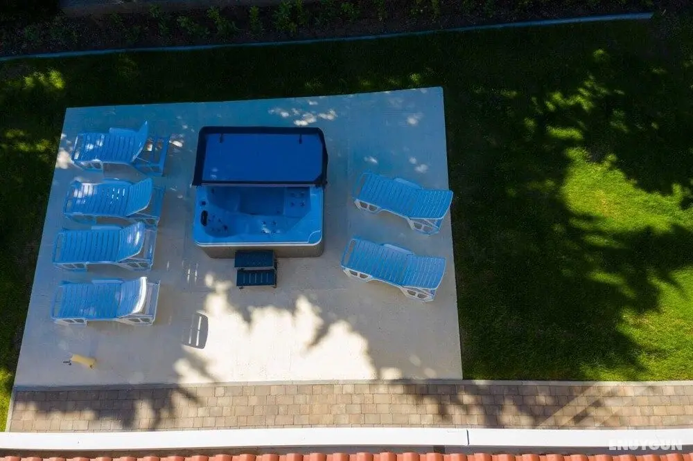 Holiday House with Hot Tub - Dış Mekan