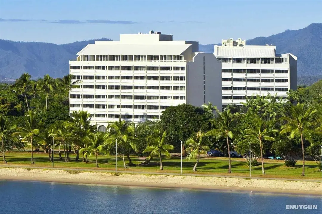 Holiday Inn Cairns Harbourside - Genel