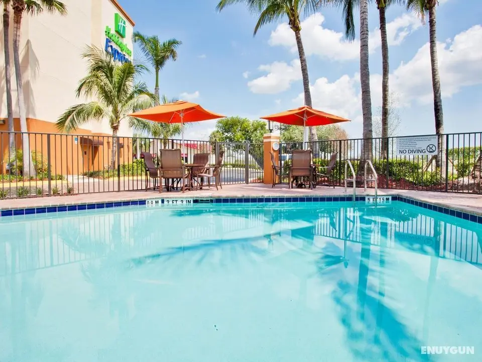 Holiday Inn Express Ft Lauderdale Airport West - Havuz