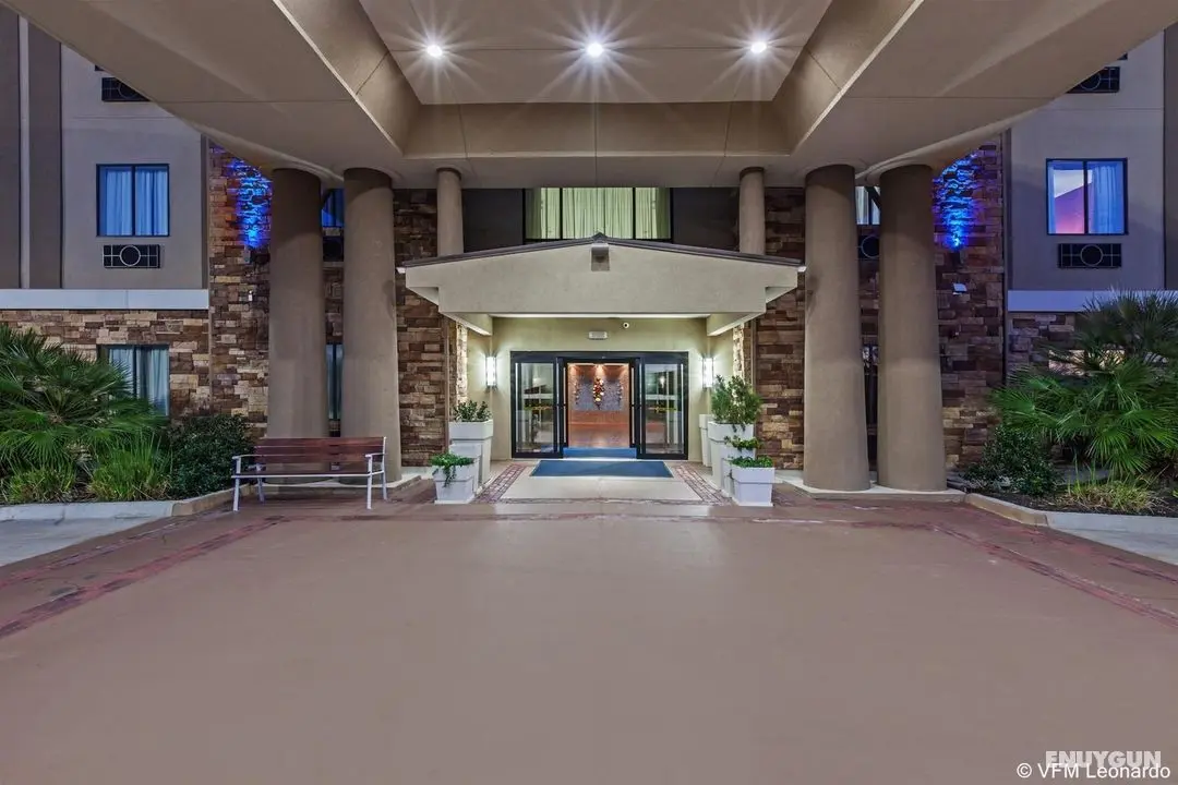 Holiday Inn Express & Suites Cleveland - Genel