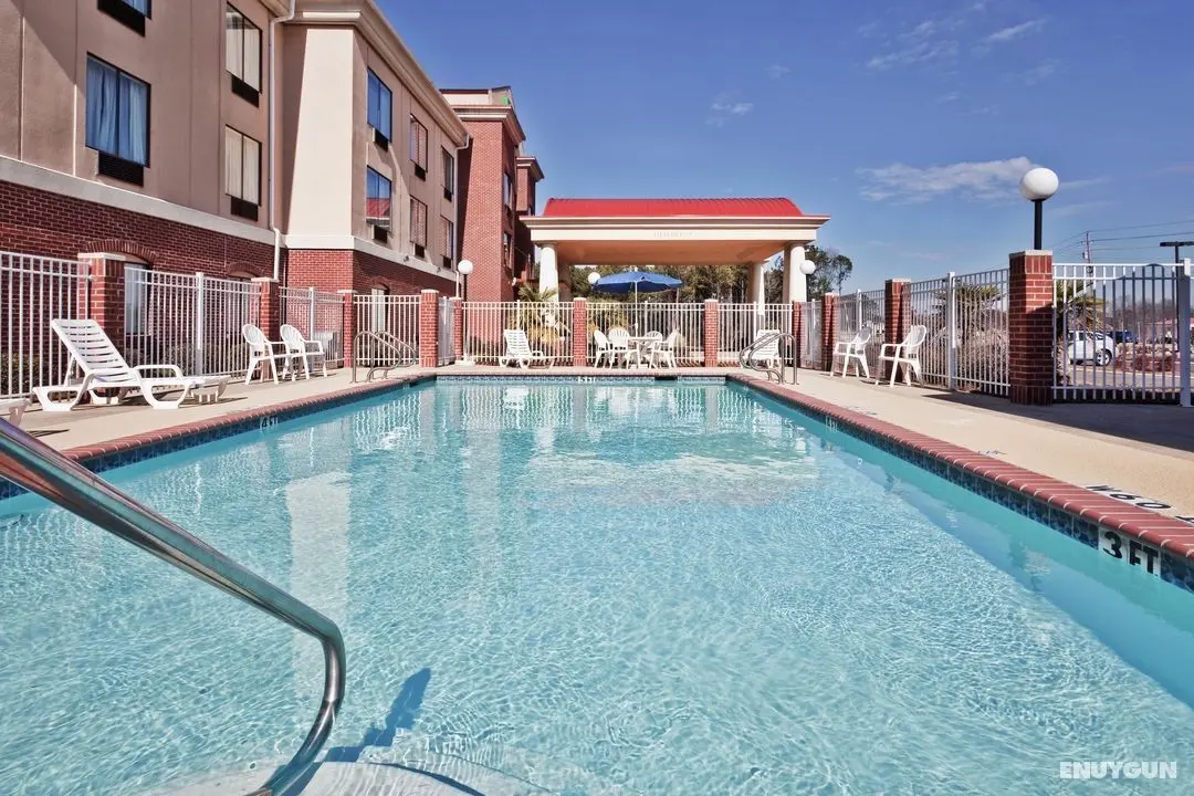 Holiday Inn Express and Suites Forest - Havuz
