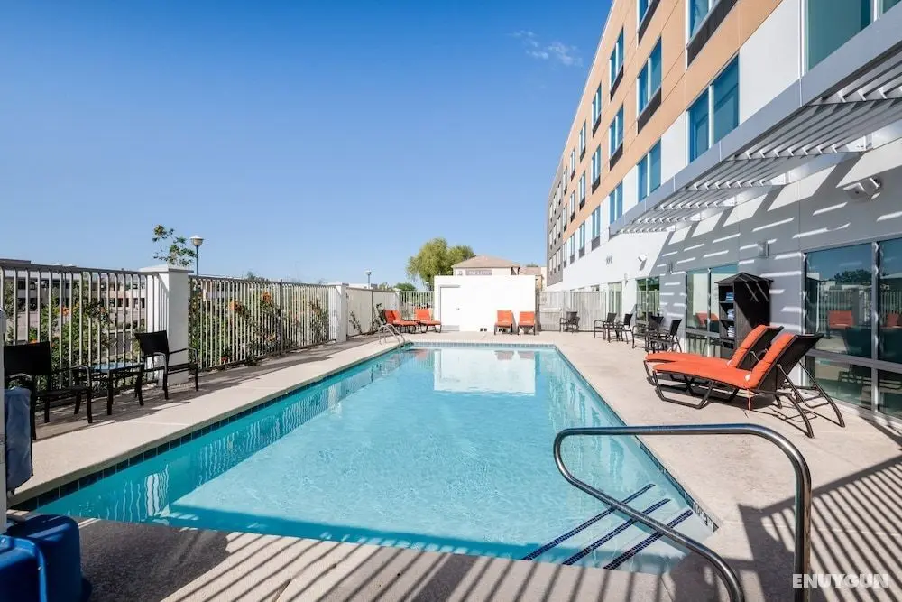 Holiday Inn Express & Suites Phoenix - Airport North, an IHG Hotel - Havuz
