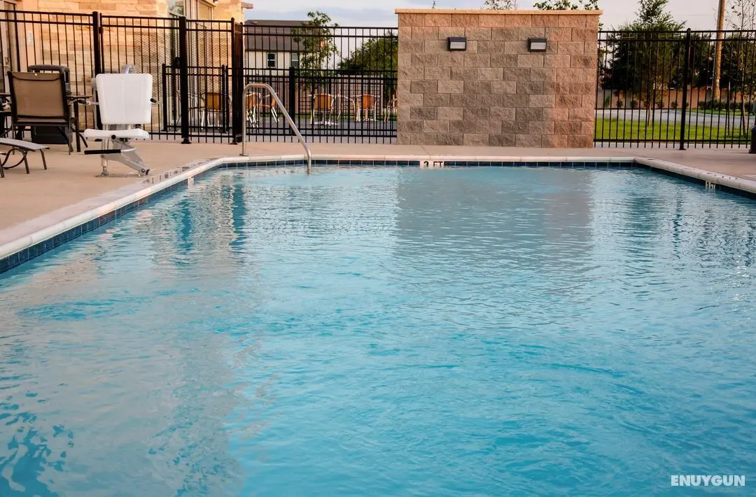HOLIDAY INN EXPRESS AND SUITES Taylor - Havuz