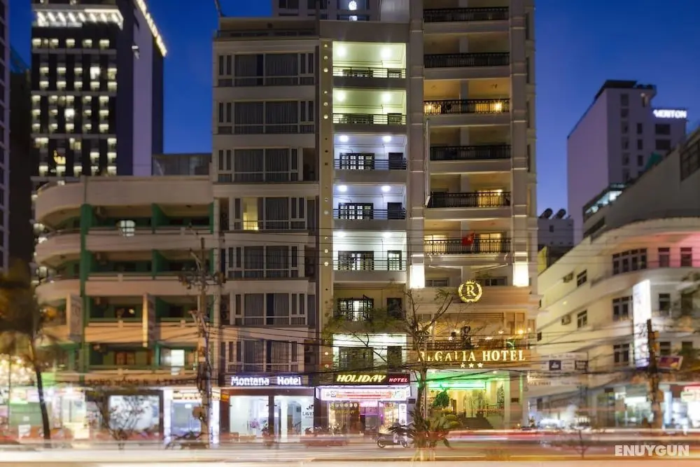 Holiday Hotel - Öne Çıkan Resim