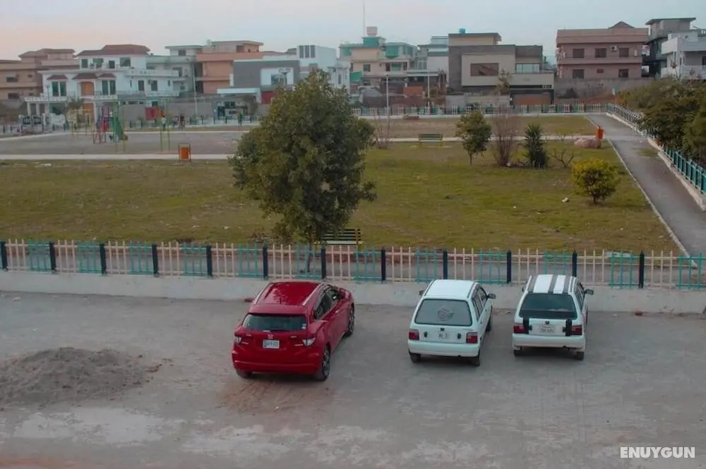 Holyzen Guest House Islamabad - Otopark