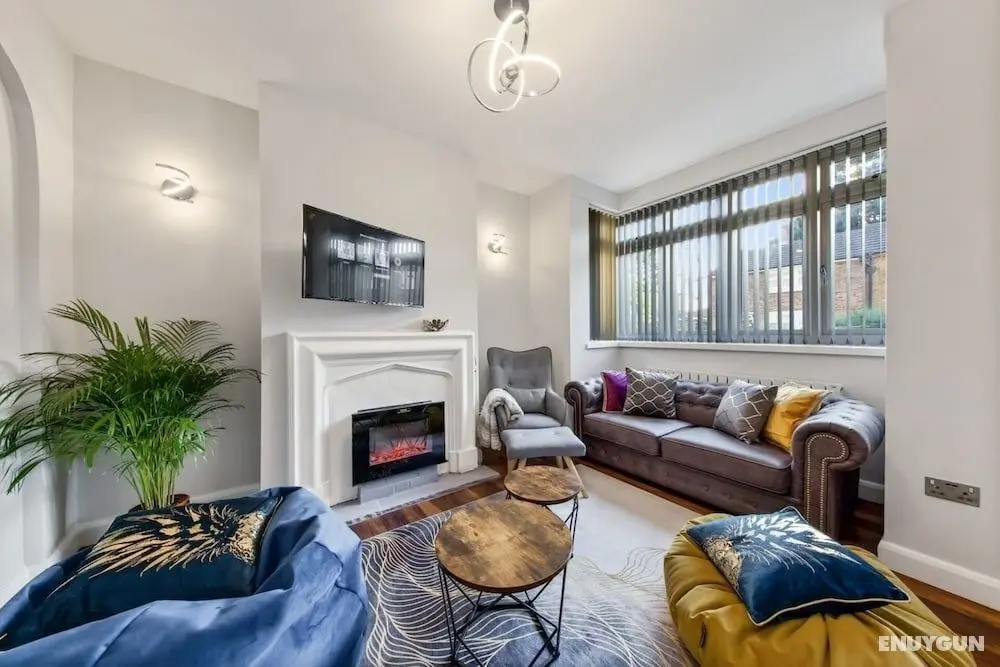 Home Away From Home With an Indoor Fireplace! - Öne Çıkan Resim