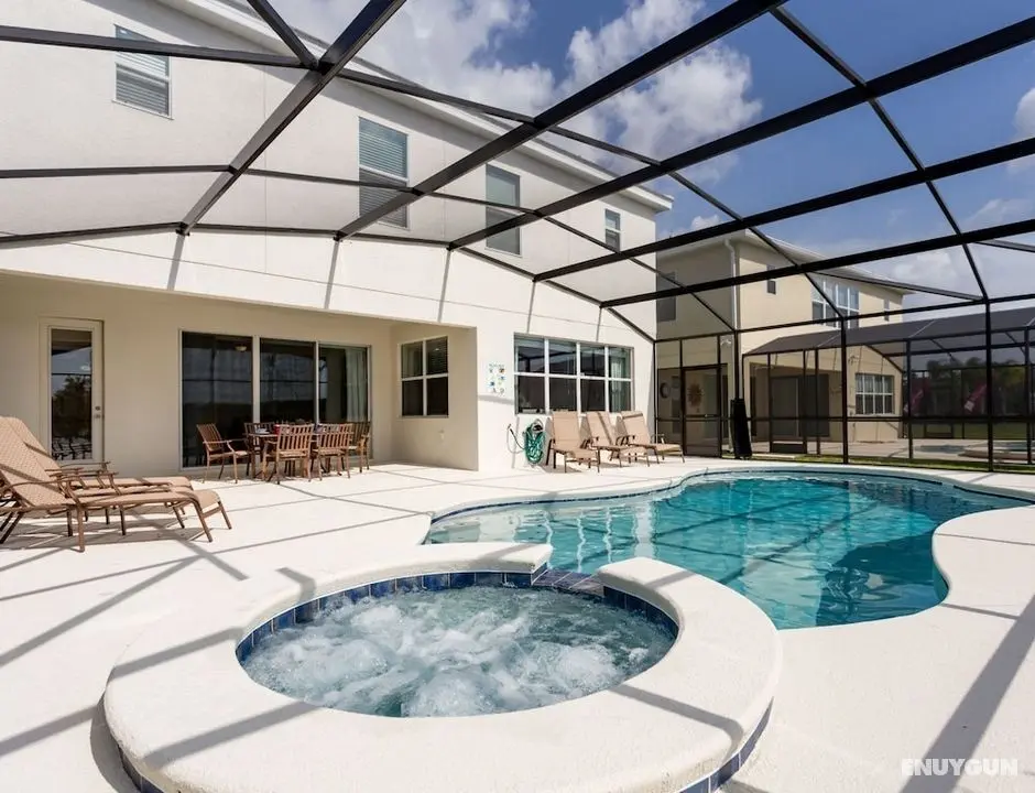 Home Theater, Games Room, Pool, Spa & Lake View!! - Oda