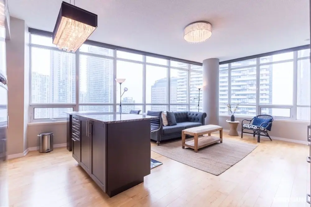 HomeHop - Maple Leaf Square - Öne Çıkan Resim