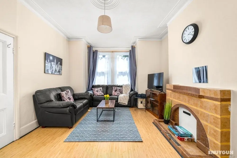 Homely 4-bedroom Home With 2 Baths & Free Parking - Öne Çıkan Resim