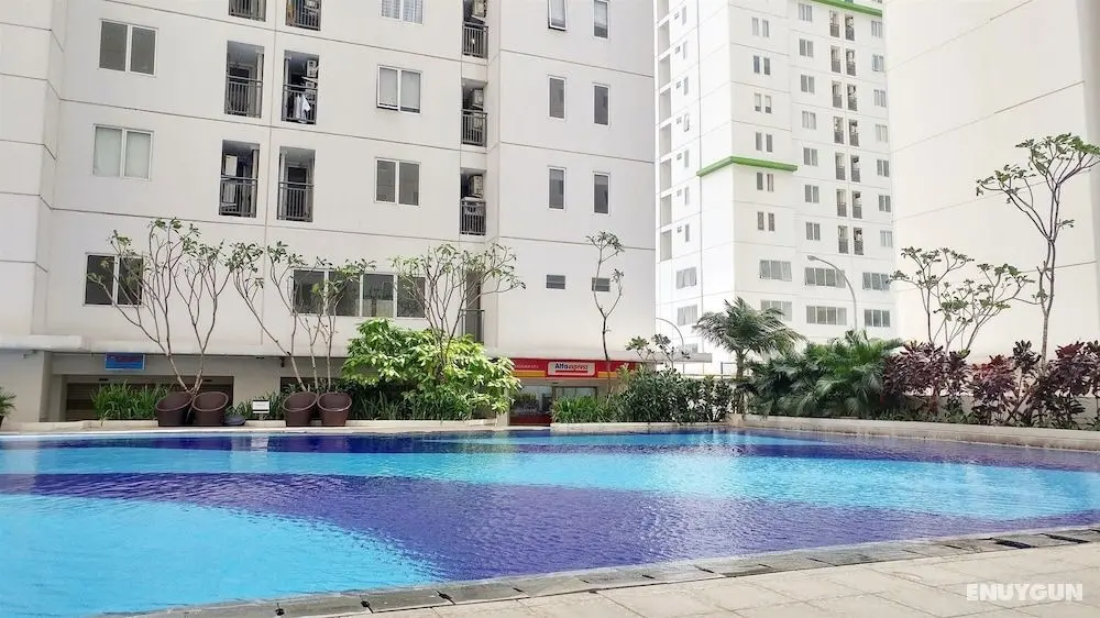 Homey and Comfort Living Studio Room at Bassura City Apartment - Havuz
