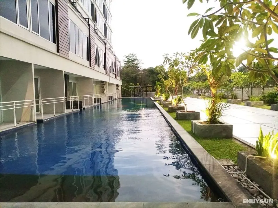 Homey And Comfort Stay Studio At Green Park Yogyakarta Apartment - Havuz