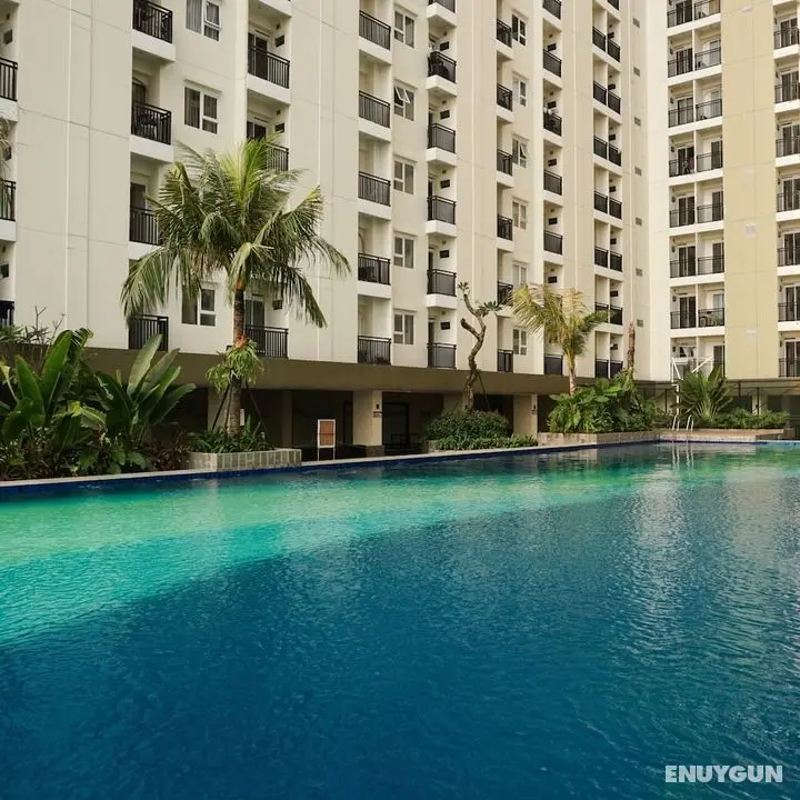 Homey and Modern with City View 2BR Poins Square Apartment - Havuz