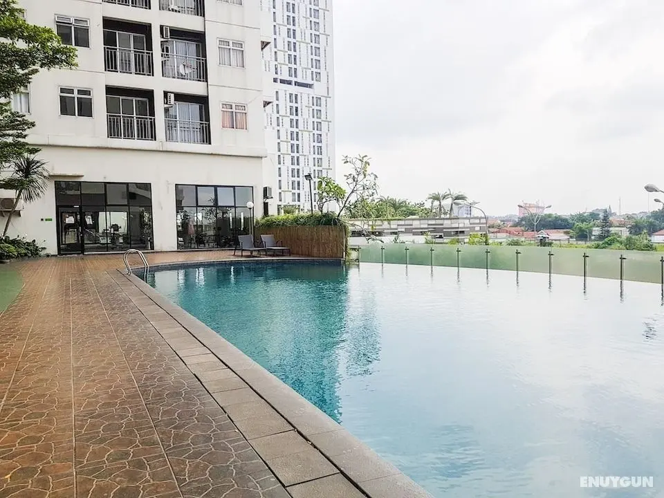Homey And Nice Studio At Serpong Greenview Apartment - Havuz