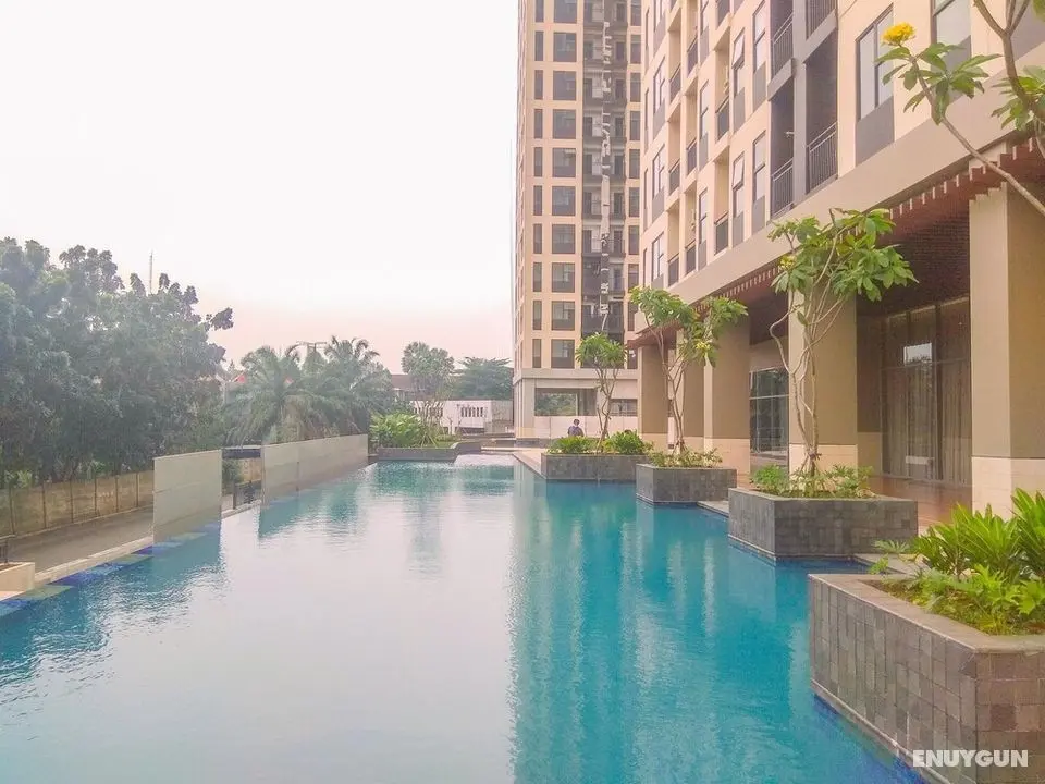 Homey and Stylish Studio Room at Transpark Cibubur Apartment - Havuz