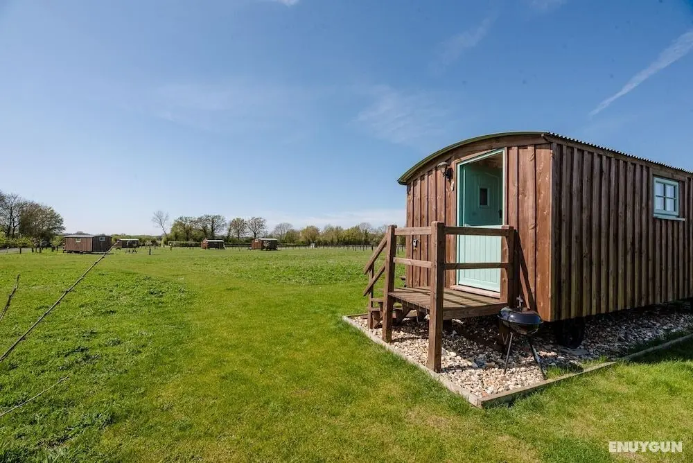 Honeysuckle Farm Hut 4 - Suffolk Farm Holidays - Öne Çıkan Resim