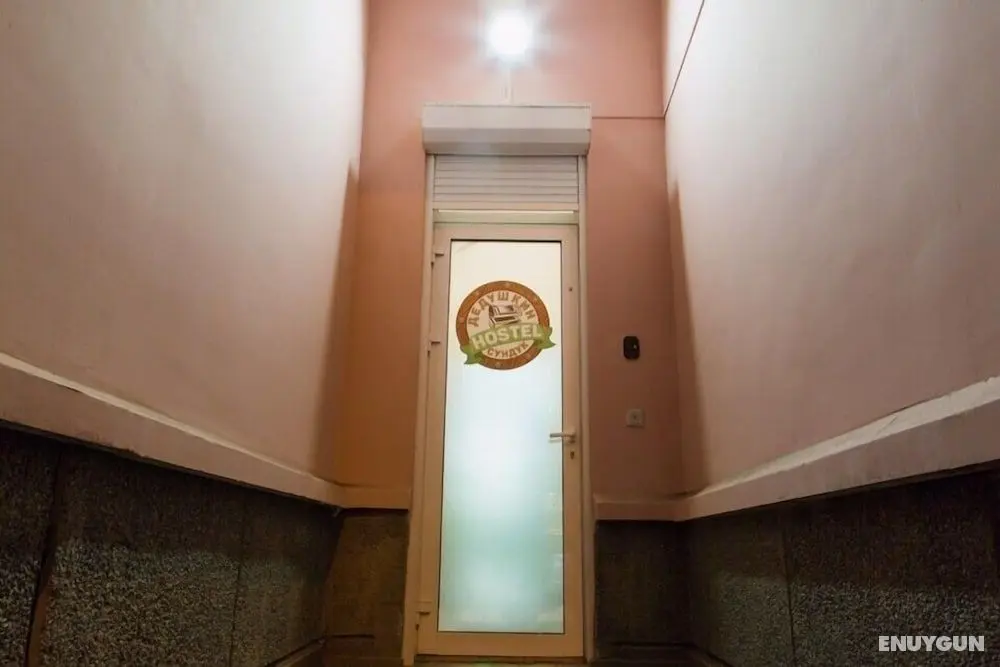 Hostel dedushkins sunduk - Öne Çıkan Resim