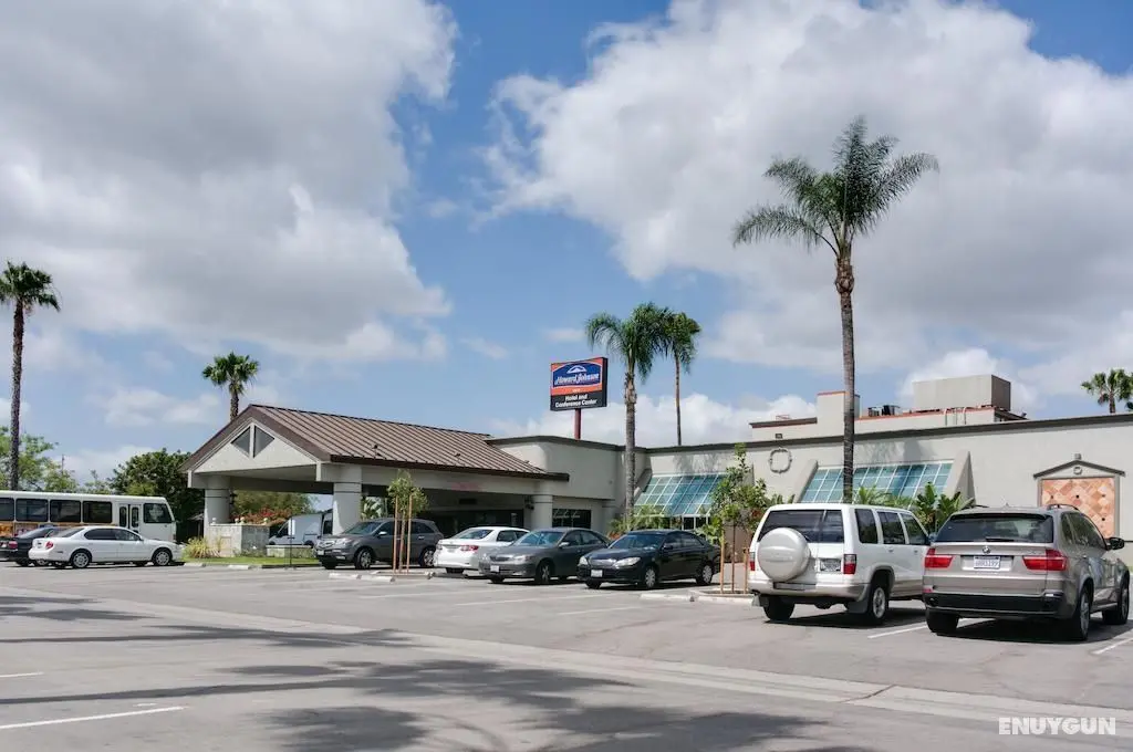 Howard Johnson Conf Cntr by Wyndham Fullerton - Genel