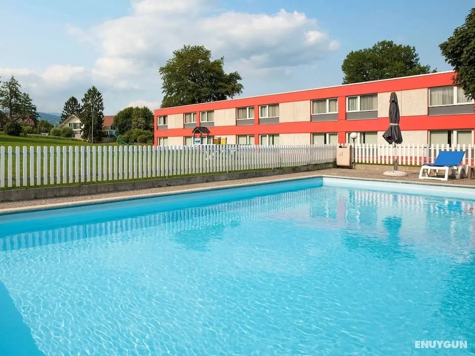 Ibis 3 Lacs Neuchatel Hotel - Havuz