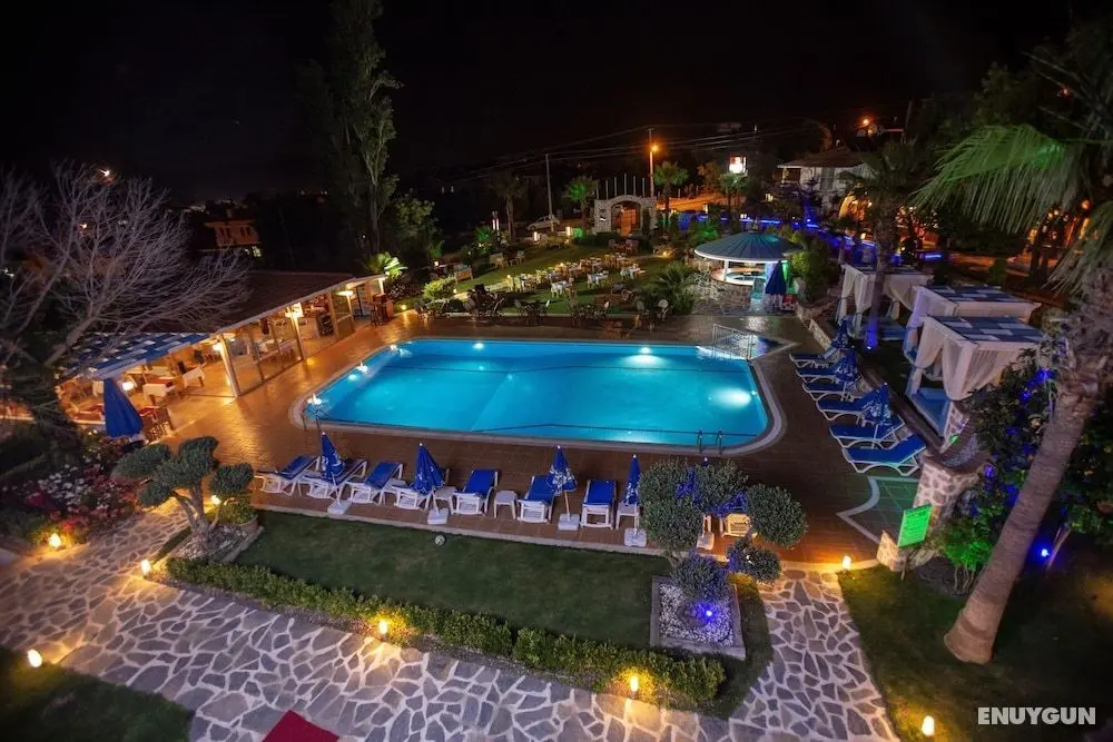 İksirci Baba Hotel - Gece Görünümü
