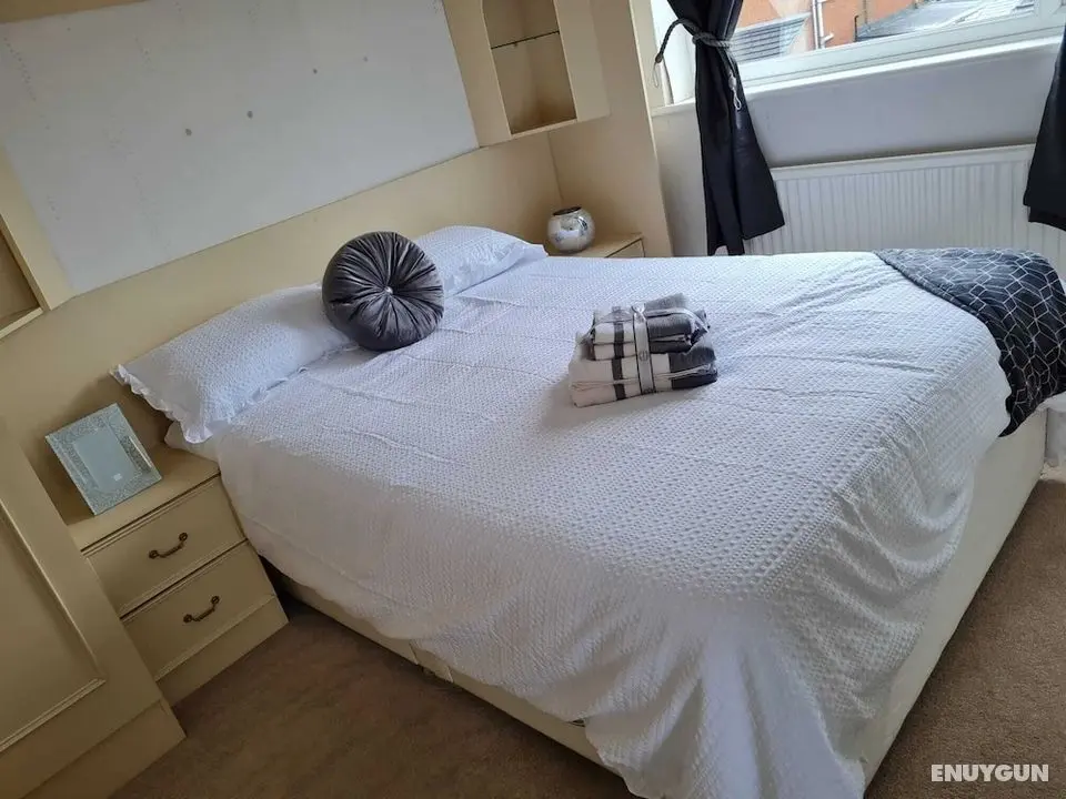 Immaculate 3-bed House With Free Parking in Bolton - Öne Çıkan Resim