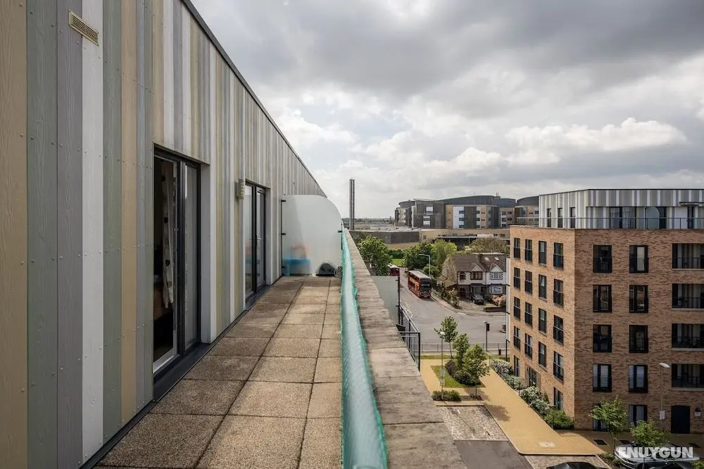 Impeccable 2-bed Apartment in Romford Image Court - Oda Düzeni