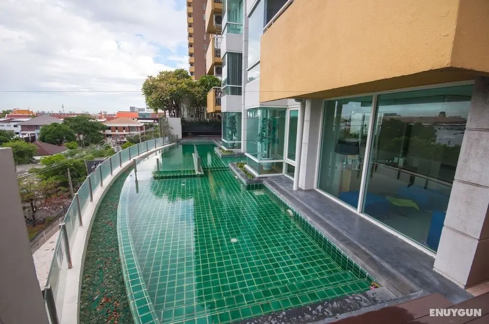 Implace Impact at Msociety Condo - Havuz