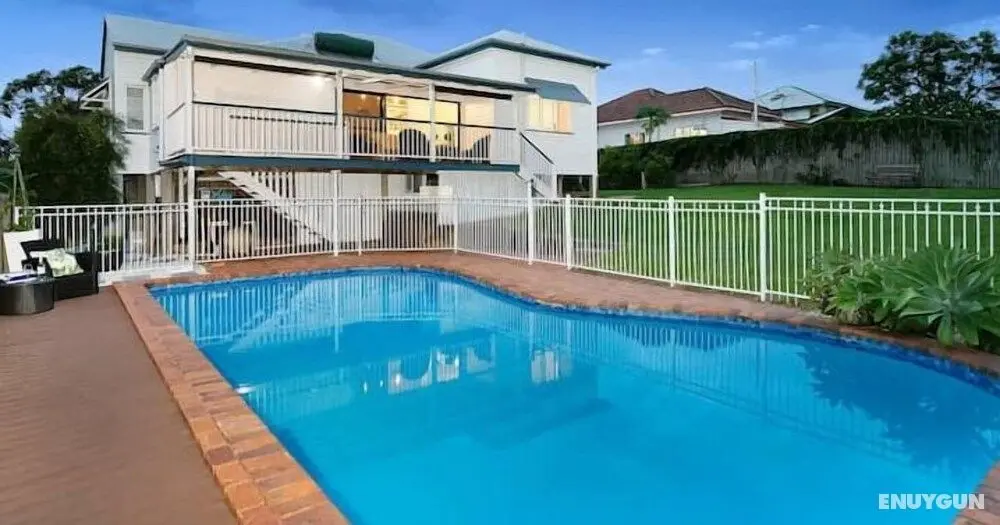 The Indooroopilly Queenslander 4BDR Home - Öne Çıkan Resim