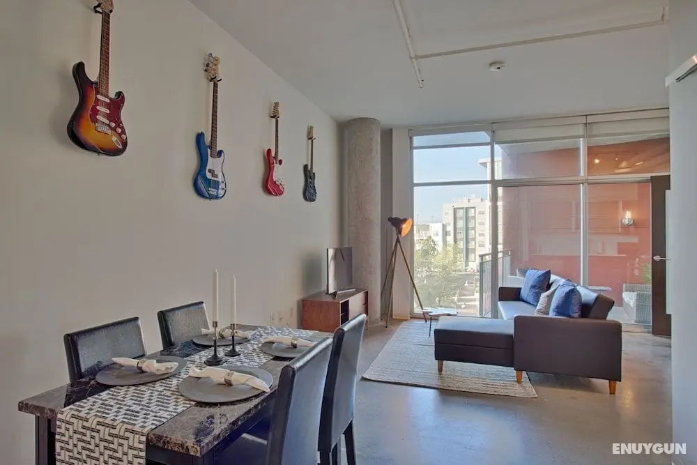 Industrial Chic Condo with Balcony - Öne Çıkan Resim
