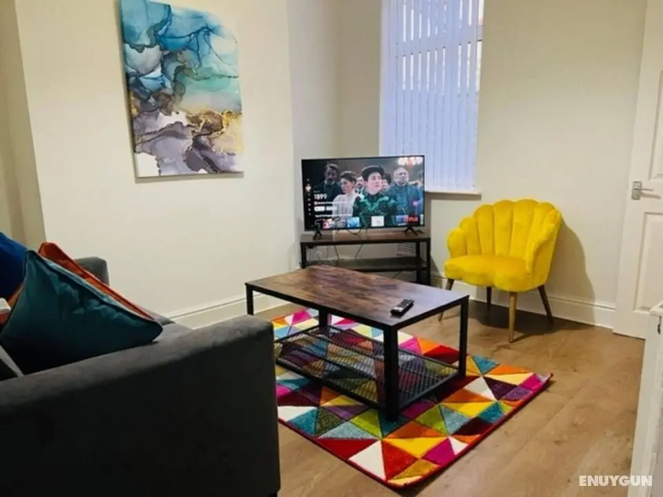 Inviting 3-bedroom Home in Liverpool With Parking - Öne Çıkan Resim