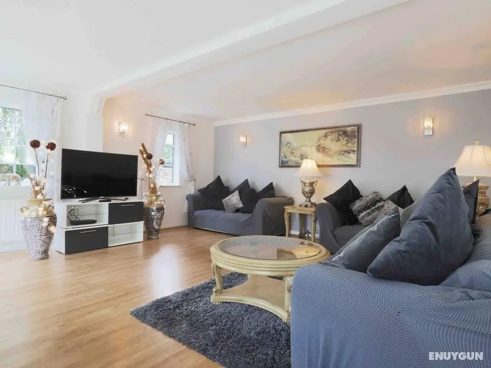 Inviting 7-bed House With sea Views in Hythe - Öne Çıkan Resim