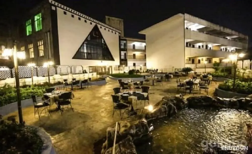IROOMZ Hotel Trupti International - Dış Mekan