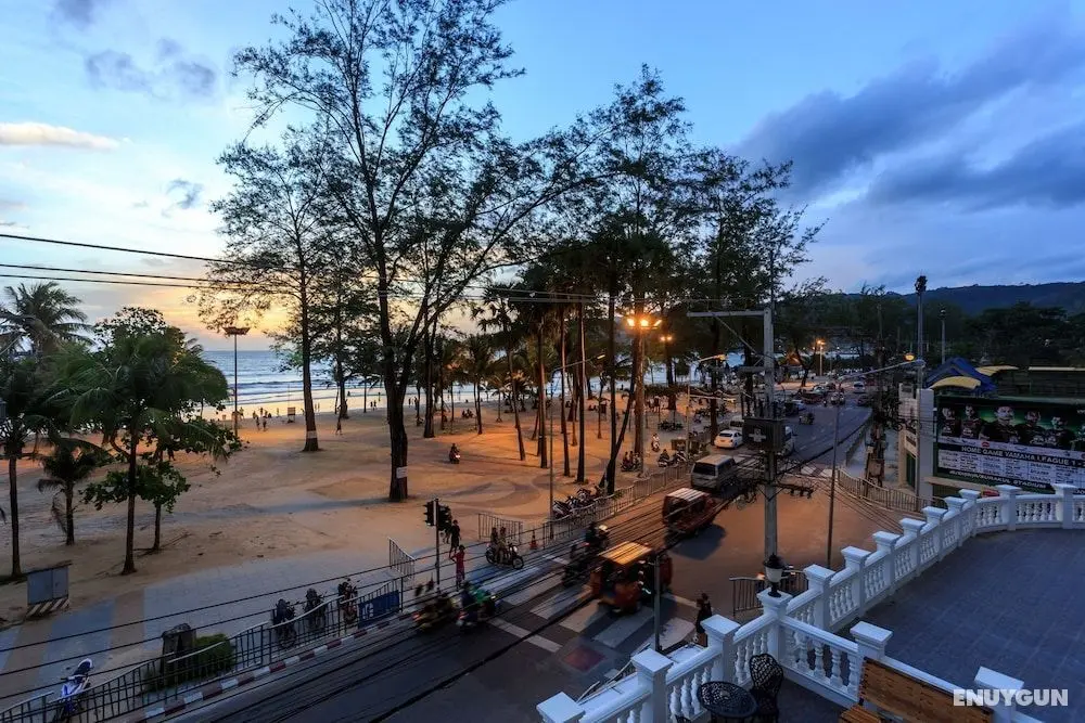 Island Patong Beachfront Hotel - Dış Mekanlar