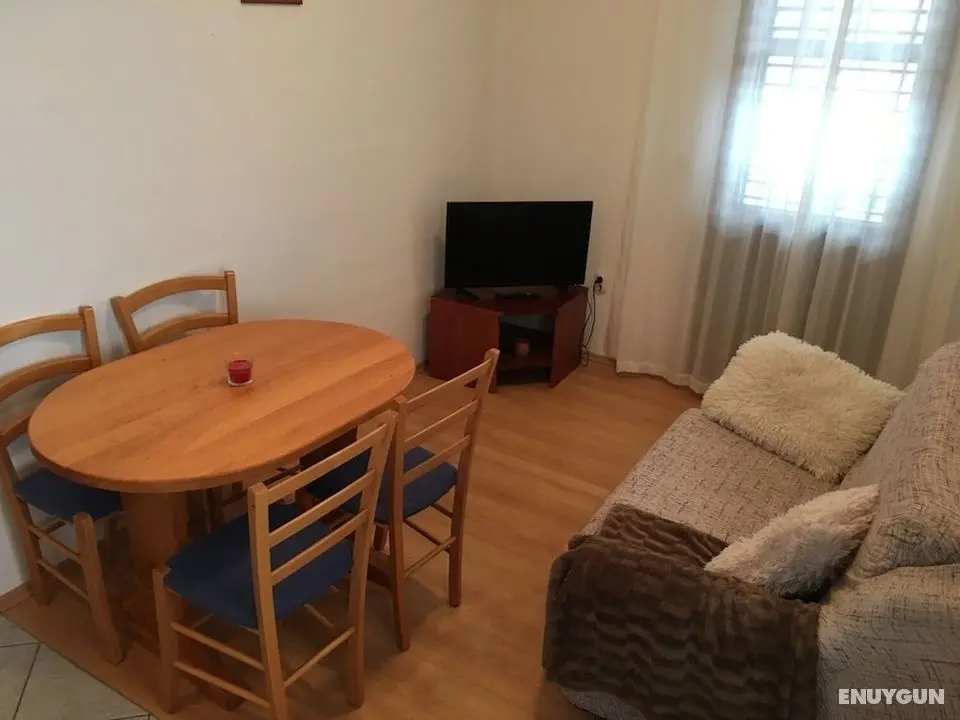 Ivan - With Free Parking - A2 - Öne Çıkan Resim
