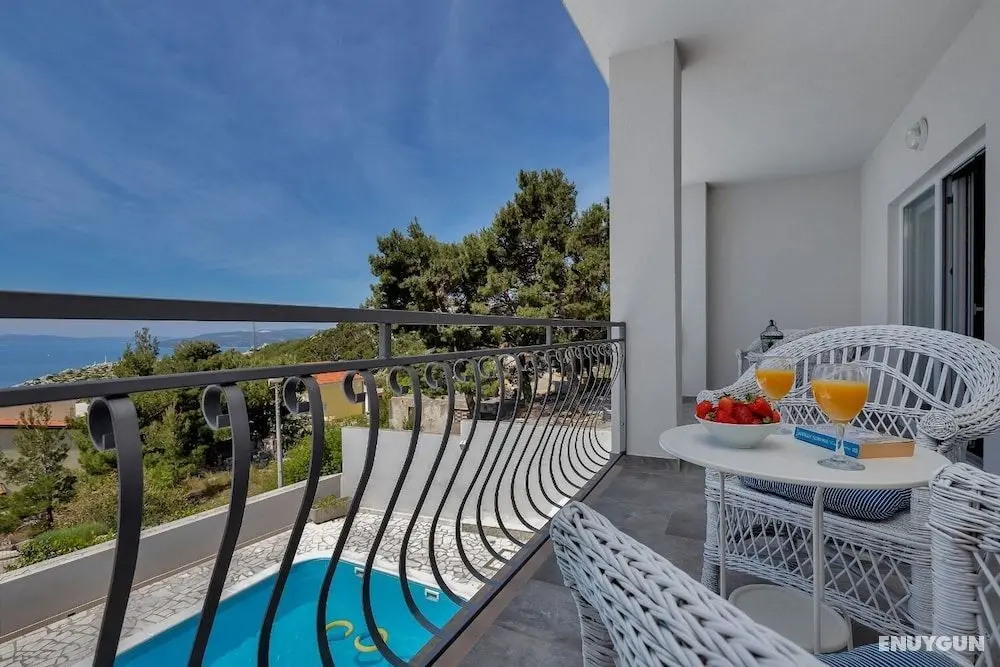 Ivo - With Pool - H - Öne Çıkan Resim