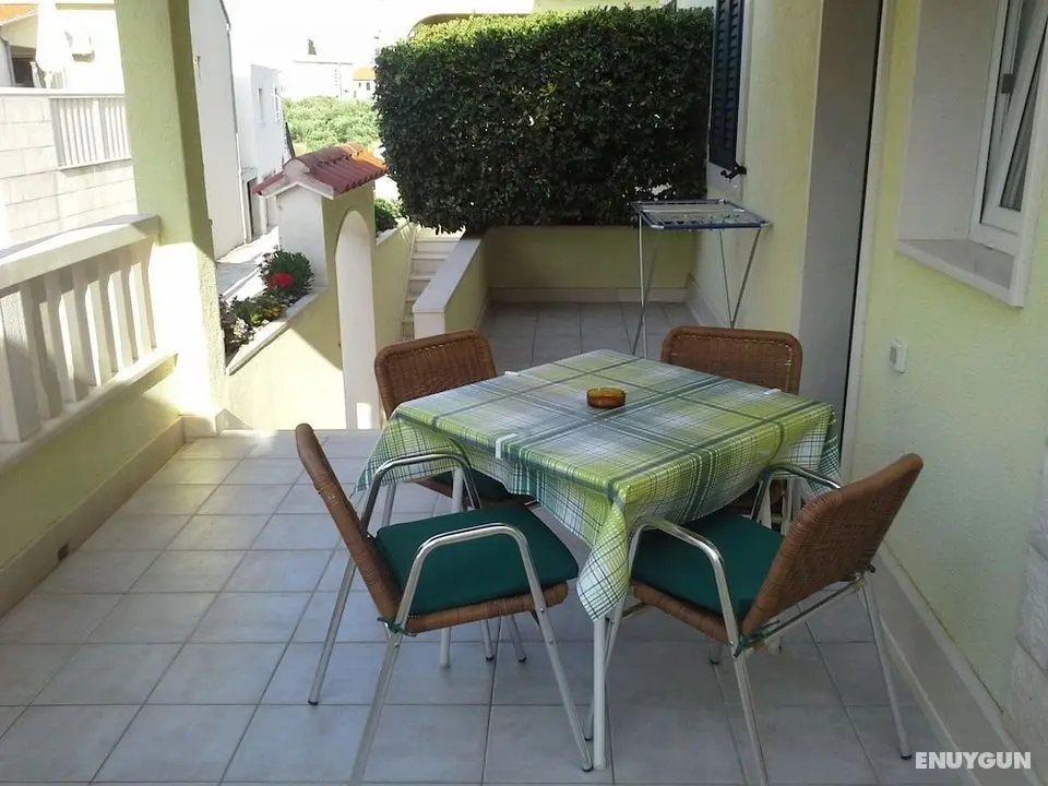 Josi - With Beautiful Garden - A2 Zuti - Öne Çıkan Resim