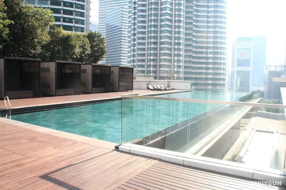 K Residence connected to KLCC - Havuz