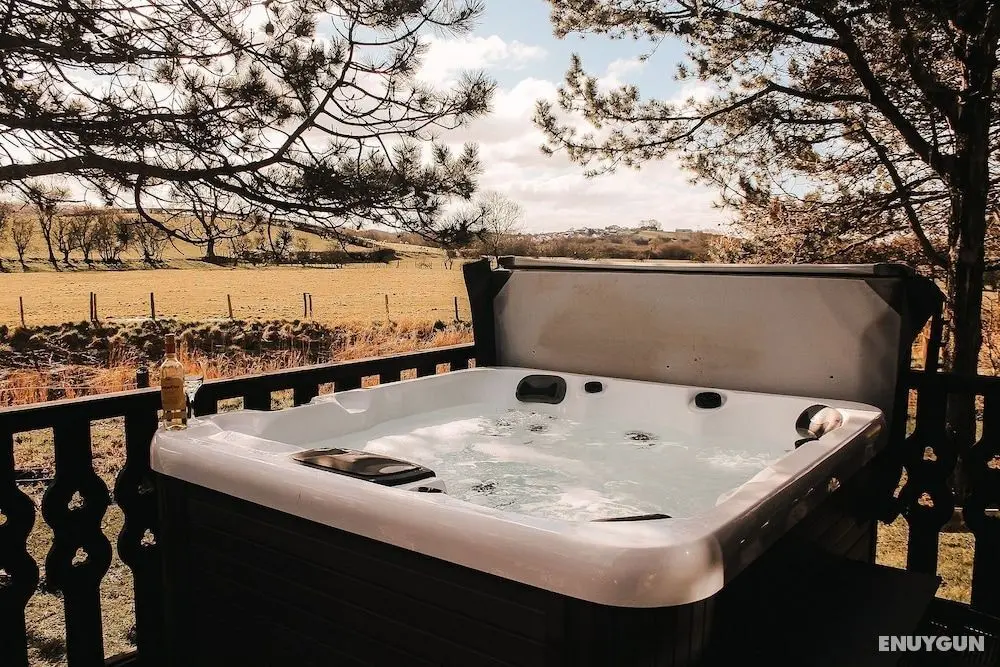 Keer Side Lodge, Luxury Lodge With Private hot tub at Pine Lake Resort - Öne Çıkan Resim