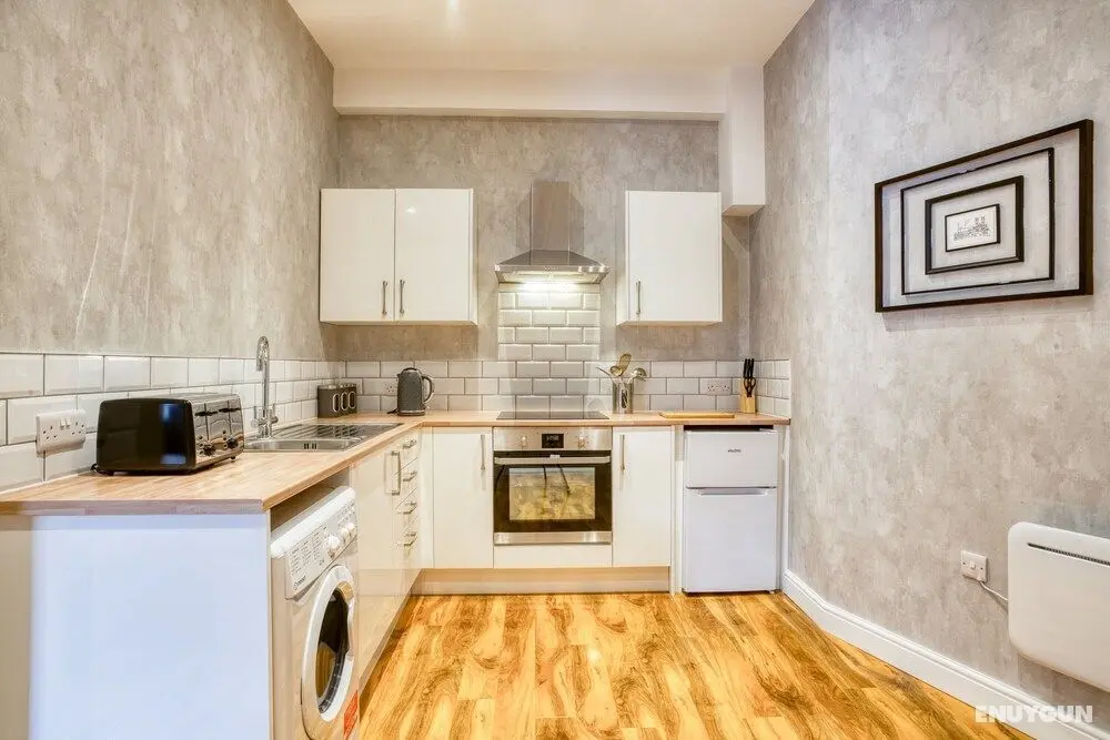 King Size 1 Bedroom Comfort Apartment en Suite Shower Free Toiletries Wifi and Hairdryer - Öne Çıkan Resim
