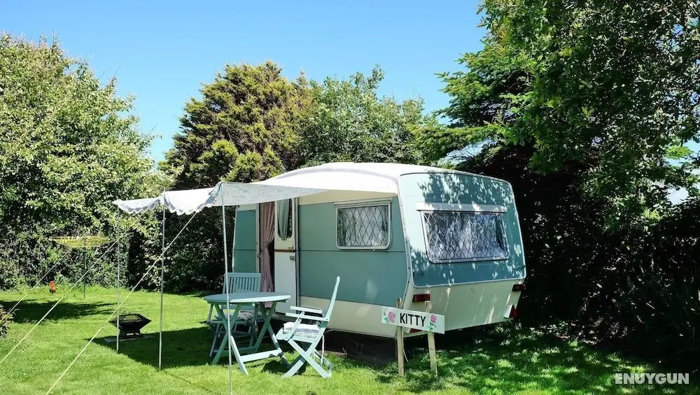 Kitty Unique 60s Caravan set in Pretty Garden - Öne Çıkan Resim