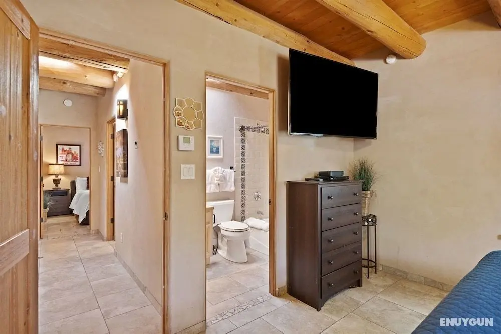Kiva - Stunning & Lovely With Kiva Fireplace, Walk to the Plaza and the Railyard - Oda