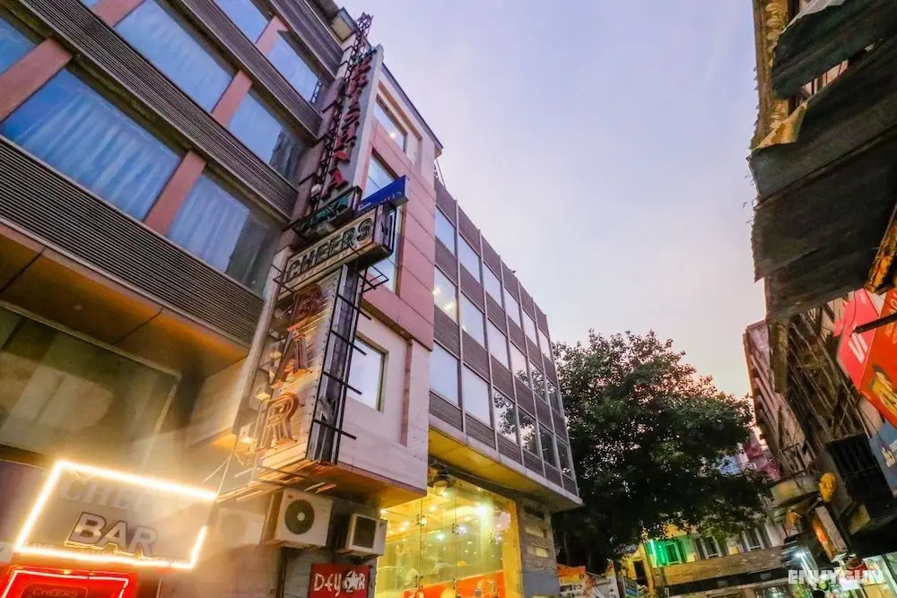 Hotel Krishna Plaza - Dış Mekan