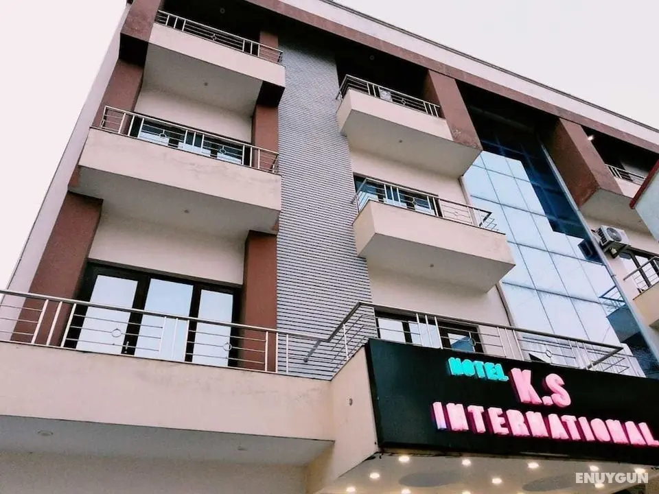 Hotel KS International (50 meters from Railway Station) - Dış Mekan