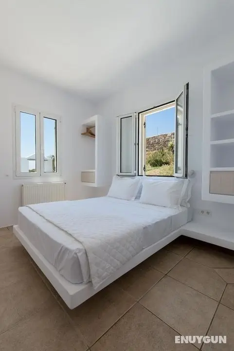 La Chapelle Est and Ouest in Tinos - Oda