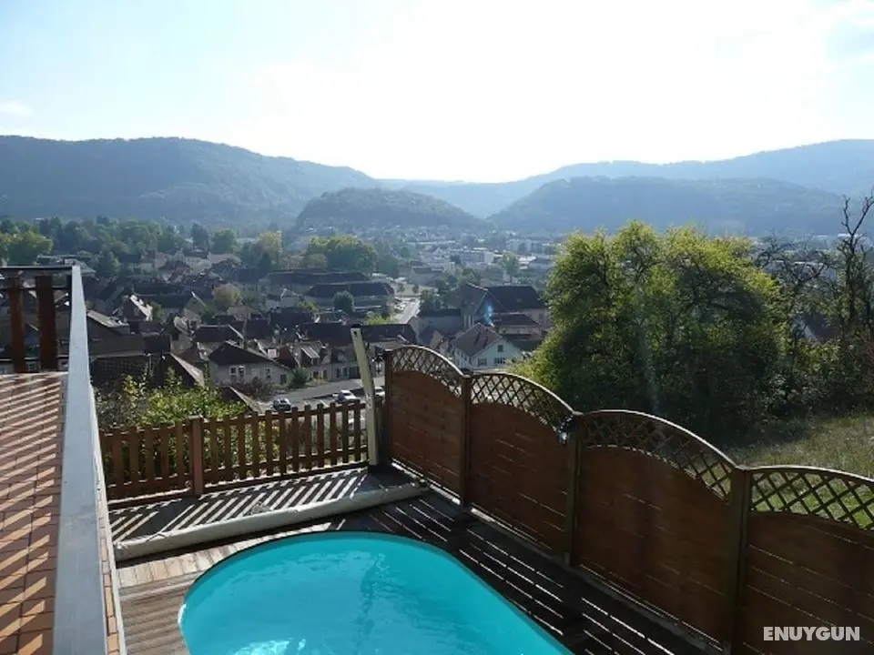 La Colline aux Yeux Doubs - Havuz