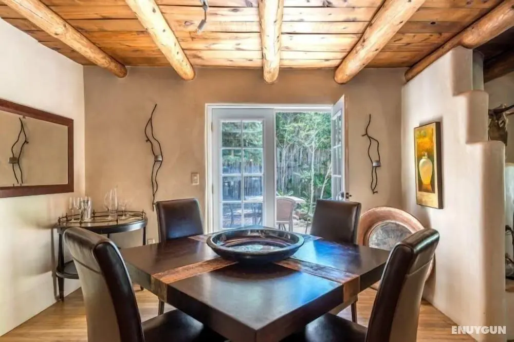 La Luz - Luxurious East Side Adobe With Hot Tub and Kiva Fireplace, Walk Everywhere - Mutfak