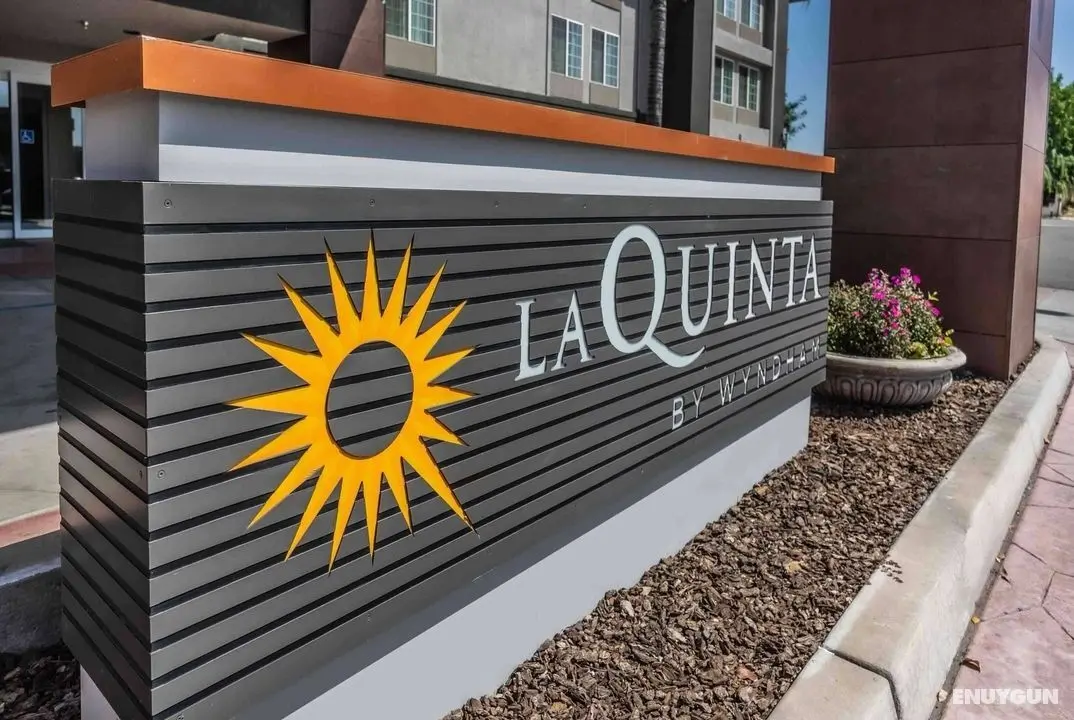 La Quinta Inn & Suites Fowler - Dış Mekan