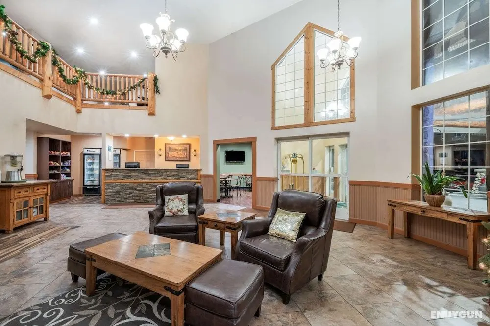 La Quinta Inn & Suites by Wyndham Belgrade - Bozeman Airport - Lobi