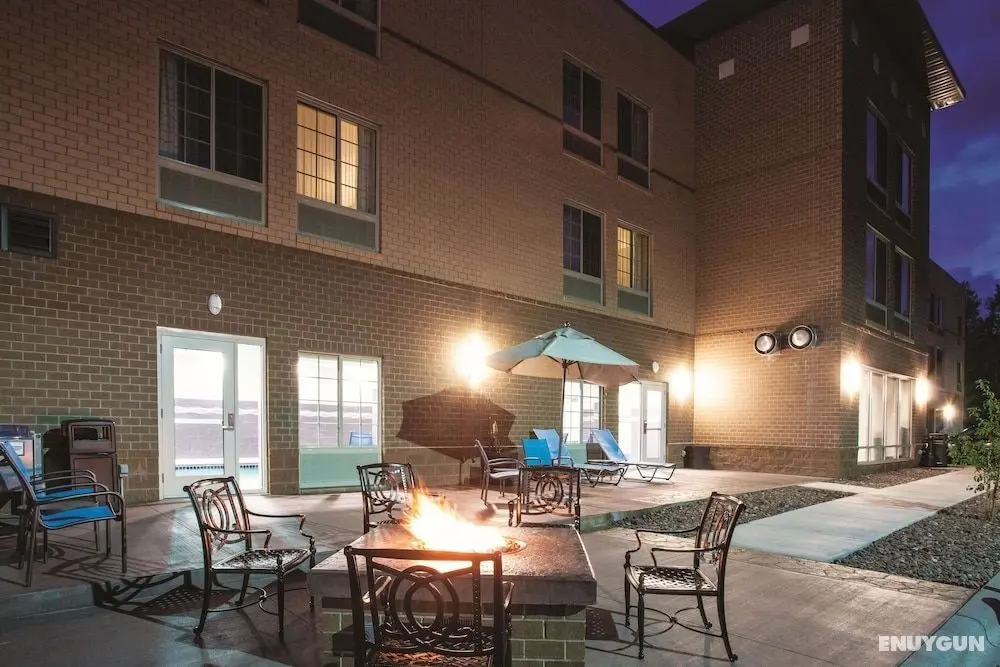 La Quinta Inn & Suites by Wyndham Duluth - Dış Mekan