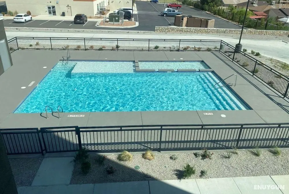 La Quinta Inn & Suites by Wyndham El Paso East - Havuz